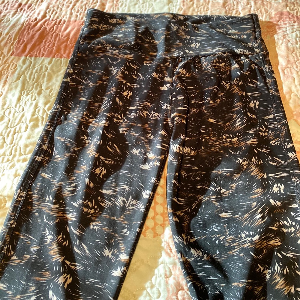 Women’s fashion leggings.  Never worn